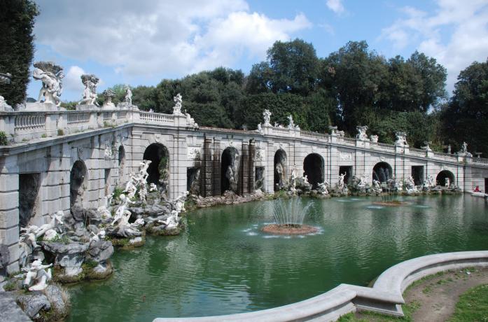 Escursione al Palazzo Reale di Caserta e Napoli